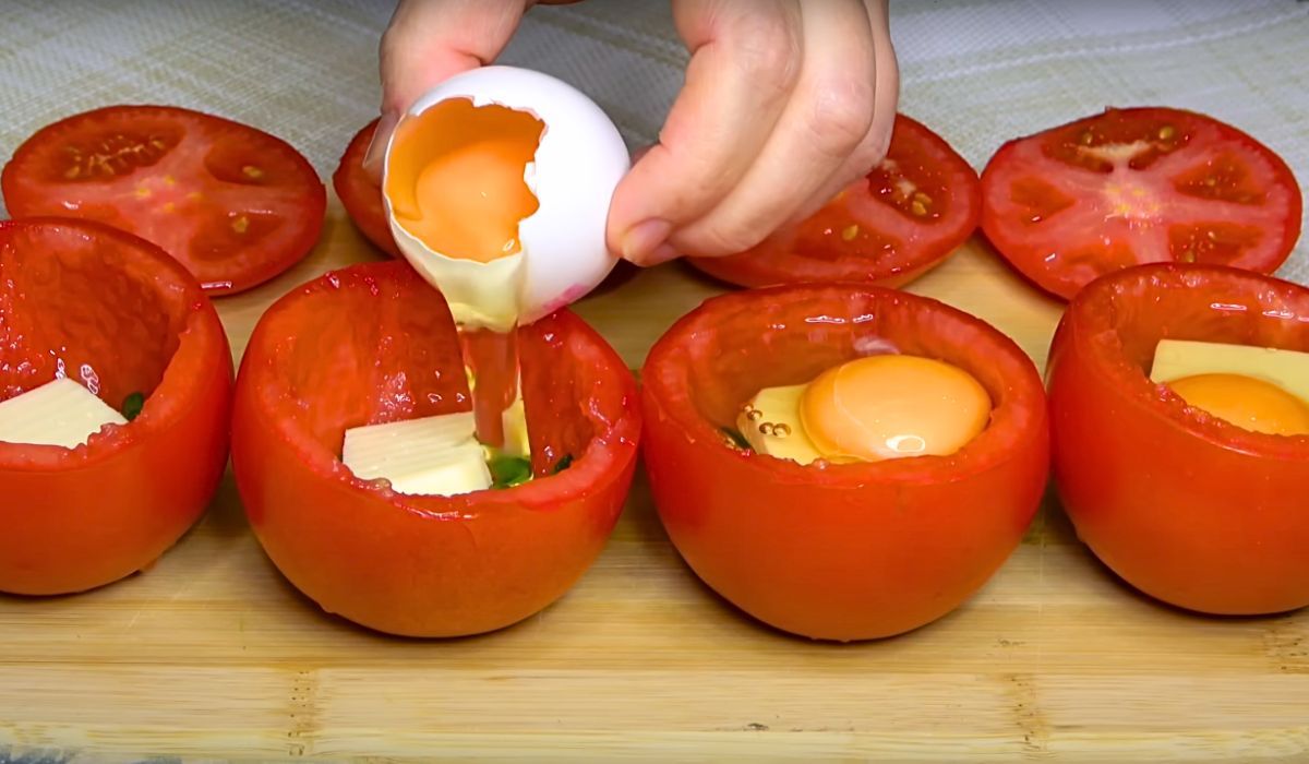 Pieczone pomidory z jajkiem i mozzarellą na kolację lub śniadanie