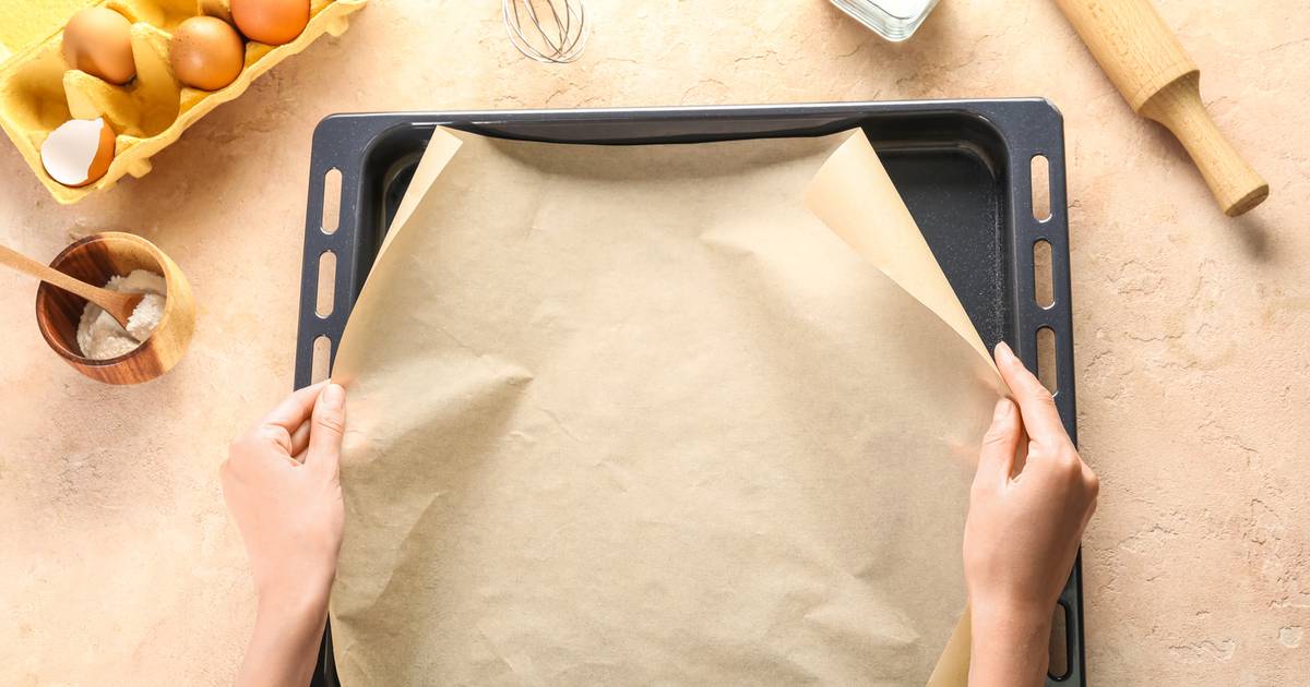Papier do pieczenia jest bezpieczny do 200-220 st. C. Powyżej tej granicy uwalnia szkodliwe związki